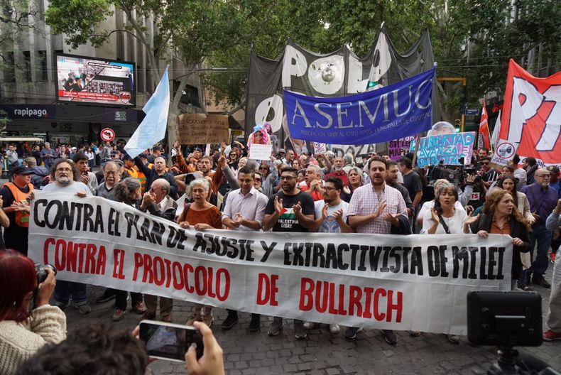 A Media Calzada Y Con Fuerte Presencia Policial Así Fue La Marcha Piquetera En Mendoza 9626