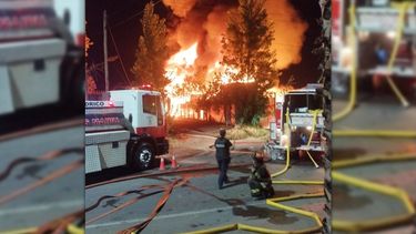 Se desató un impactante incendio en una empresa de camiones