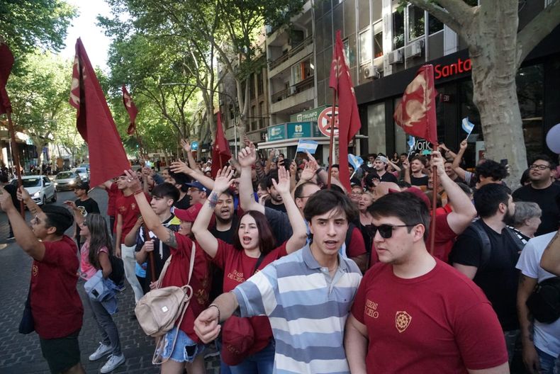 La militancia aguardaba la llegada de Javier Milei al microcentro mendocino.