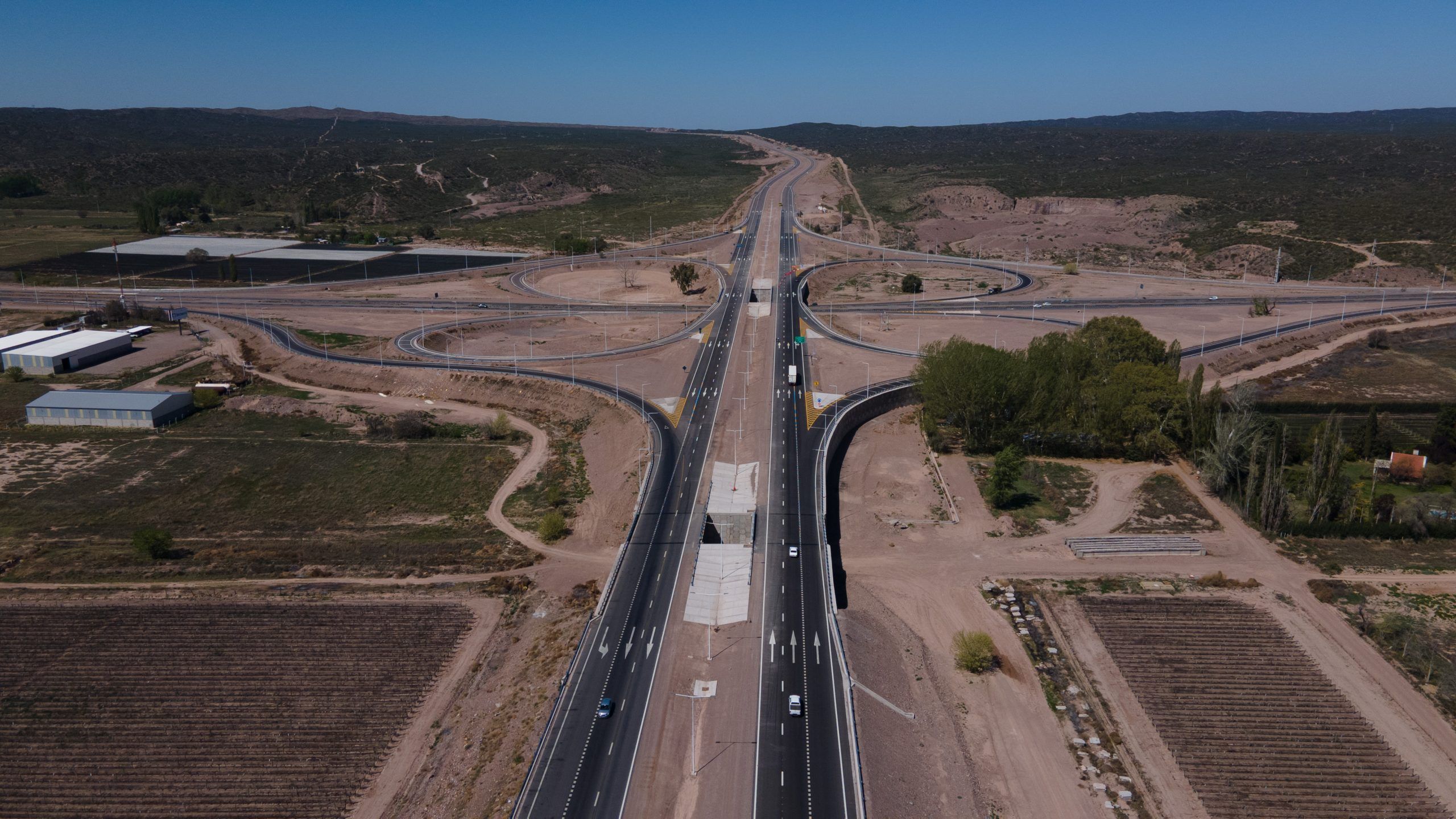 El modelo de concesión prevé que las empresas adjudicatarias recuperen la inversión a través del cobro de peajes y la explotación comercial de áreas vinculadas al corredor. El modelo de concesión prevé que las empresas adjudicatarias recuperen la inversión a través del cobro de peajes y la explotación comercial de áreas vinculadas al corredor.