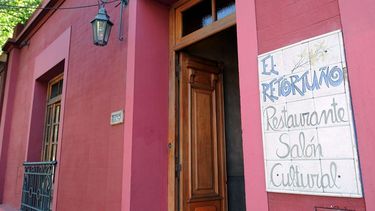 Durante años, El Retortuño tuvo este cartel en la entrada. Hoy, el cartel es otro.
