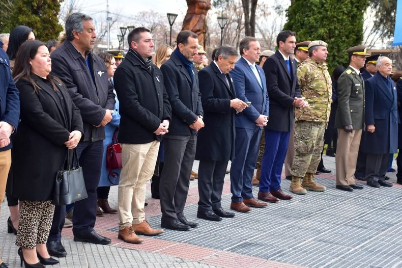 El acto contó con la participación del Ejército, la Policía, Gendarmería, autoridades locales y artistas