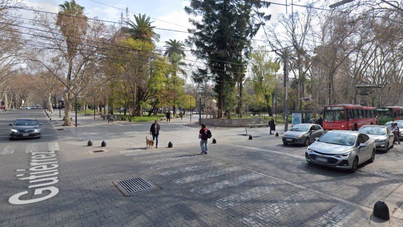 Manejaba alcoholizado por Ciudad, perdió el control de su auto y terminó en la vereda