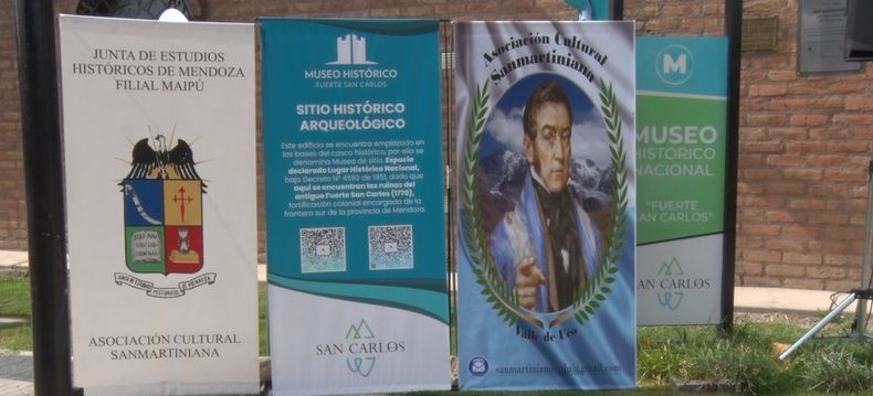 Pancartas conmemorativas en el frente del Fuerte San Carlos