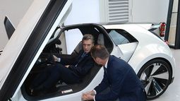 Macri anunció que Mercedez Benz y Volkswagen invertirán en el país