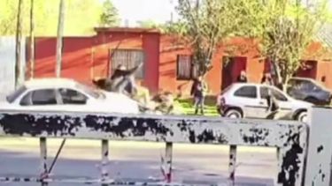 Atropelló a un grupo de jóvenes y se dio a la fuga