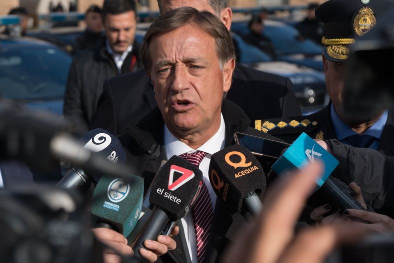 El Gobernador Rodolfo Suarez, junto al ministro de Seguridad, Raúl Levrino, presentó nuevos patrulleros y la incorporación de uniformados para la fuerza policial..jpg