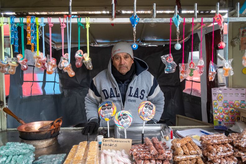 Juan Carlos en su puesto de venta de maní, praliné y varios dulces que son por demás tentadores en invierno. 
