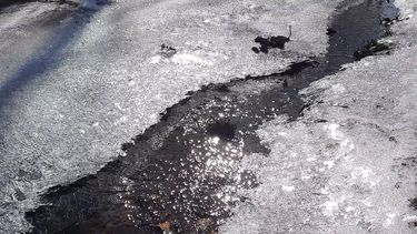 En el primer día de la primavera, el paisaje de la ciudad lució con cauces hídricos cubiertos de hielo.