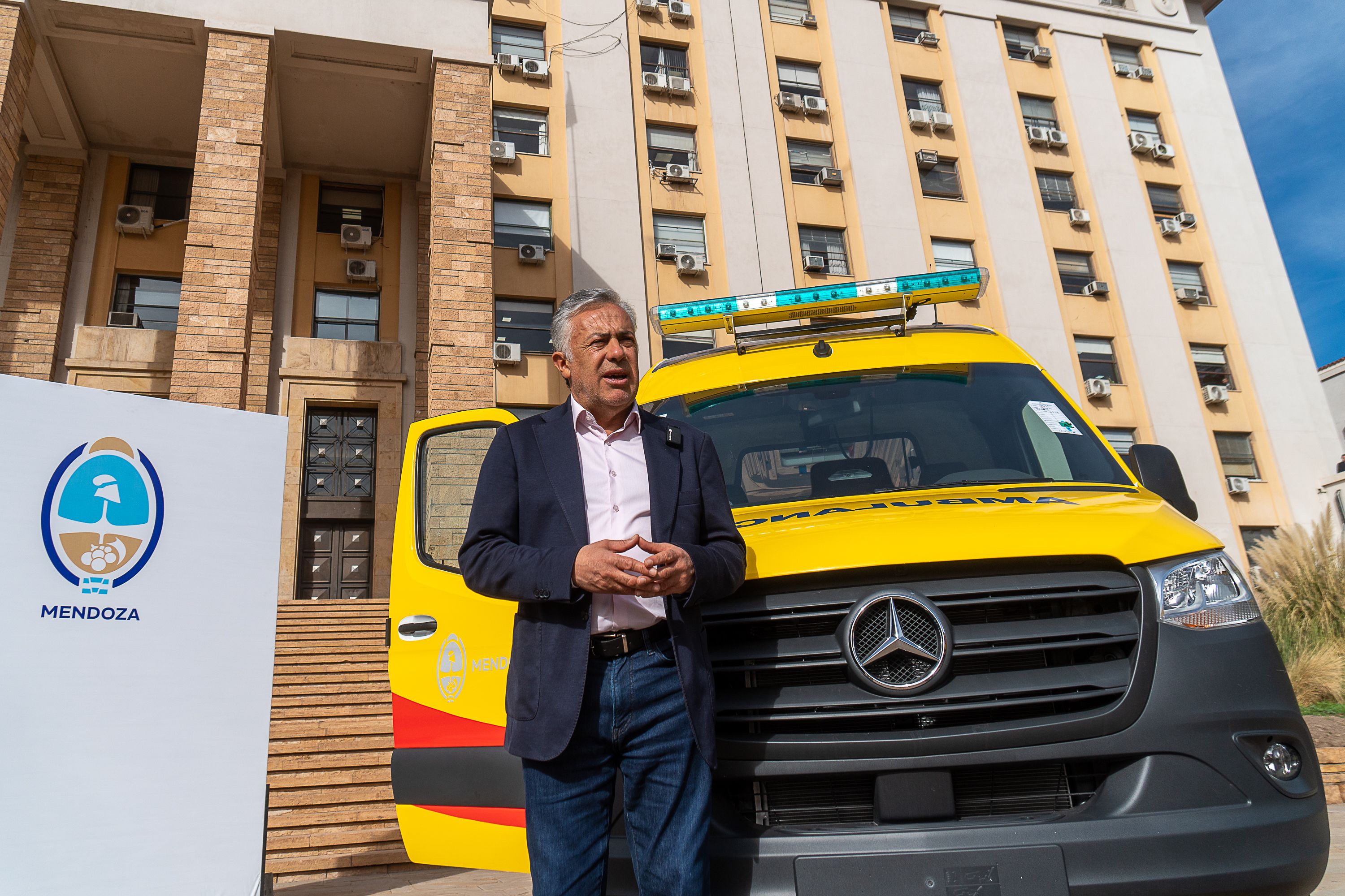 Alfredo Cornejo anunció una nueva inversión en ambulancias.