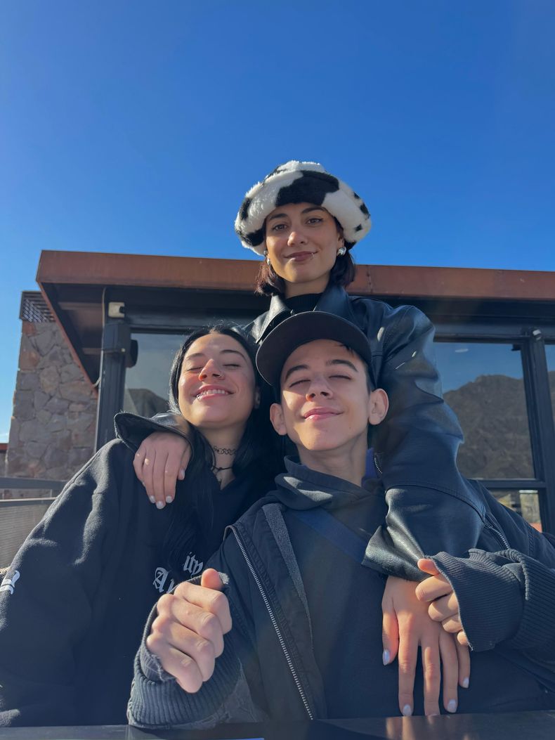 Bautista junto a sus dos amores, sus hermanas Florencia y Gianella.
