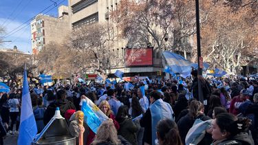 La Policía de Mendoza redobla la apuesta: el operativo especial para el partido de Argentina e Inglaterra. La Policía de Mendoza redobla la apuesta: el operativo especial para el partido de Argentina e Inglaterra.