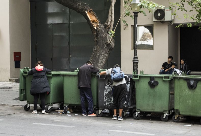 indigentes, comida en la basura, reciclado, pobreza, pobre, falta ingresos