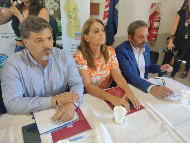Gabriela Lizana escucha los pedidos de los productores de Mendoza y otras provincias afectadas por heladas, antes del anuncio de Sergio Massa