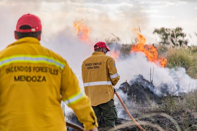 Advierten sobre el peligro extremo del fuego en Mendoza.
