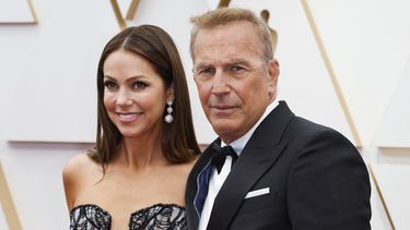 La esposa de Kevin Costner se atrincheró en su casa