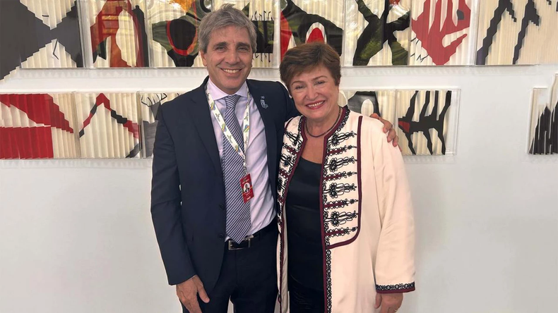 Luis Caputo con la titular del FMI, Kristalina Georgieva. El organismo presiona por levantar el Cepo.