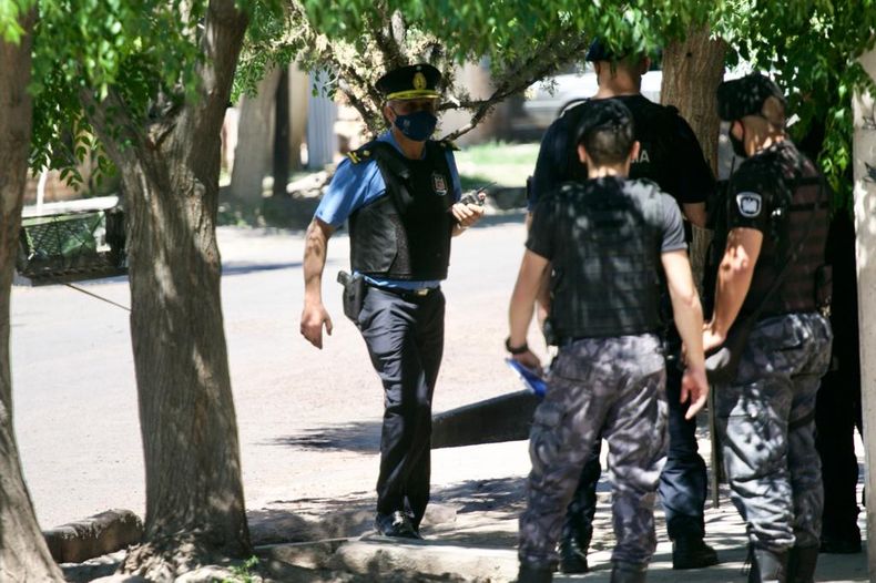 Los negociadores debieron convencer al hombre en la puerta de la Comisaría Cuarta de Ciudad. 