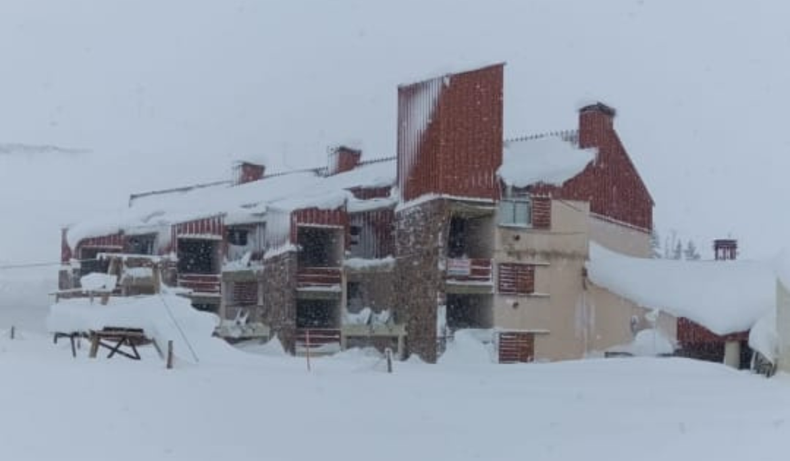 La nieve complicó a los pobladores de alta montaña.