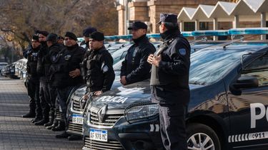 Sitio Andino | El Gobernador Rodolfo Suarez, junto al ministro de Seguridad, Raúl Levrino, presentó nuevos patrulleros y la incorporación de uniformados para la fuerza policial..jpg