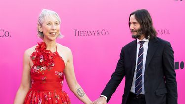 El apasionado y fogoso beso de Keanu Reeves a Alexandra Grant.