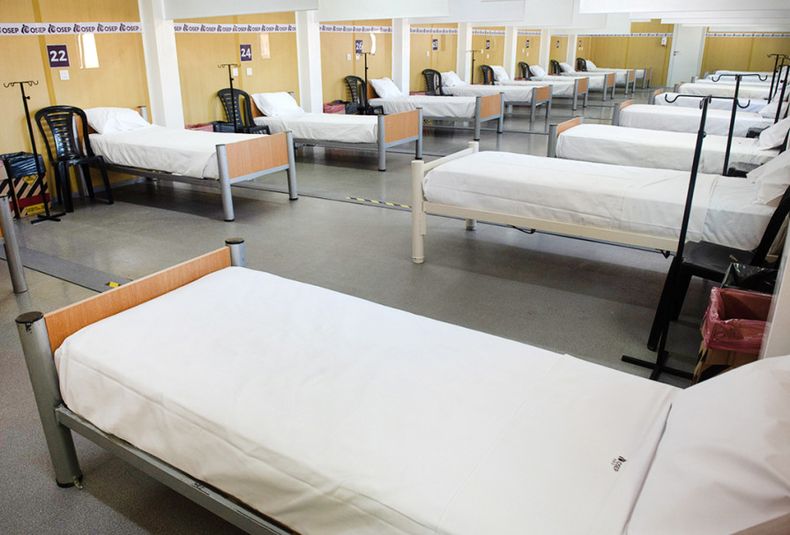 Gobernador Rodolfo Suarez; la ministra de Salud, Desarrollo Social y Deportes, Ana María Nadal y el director de (OSEP) Carlos Funes, módulos de internación, Hospital El Carmen.