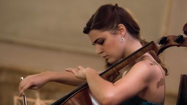 La cellista Ileana Waldenmayer se presenta junto a la Orquesta Sinfónica UNCuyo.