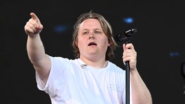 Netflix tiene un documental sobre Lewis Capaldi, el cantante que sufrió Tourette en pleno concierto.