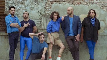 Los Besos es una pequeña orquesta art pop liderada por la música y poeta Paula Trama que estará en la La Nave Cultural.