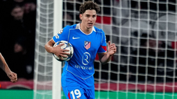 Julián Álvarez festeja su gol ante PSV en la sexta fecha de la Champions League.