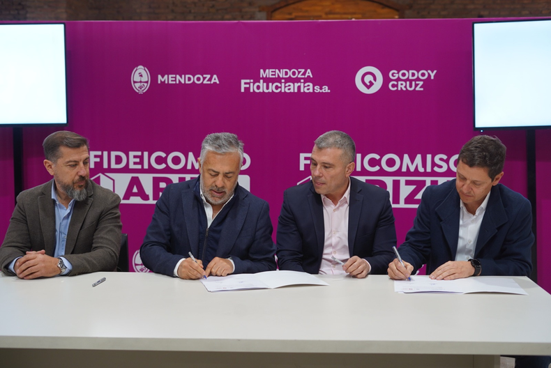 Alfredo Cornejo y Diego Costarelli firmaron el acuerdo.