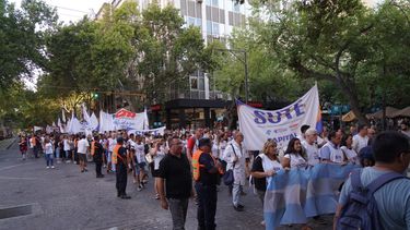 Con escueta participación, el SUTE marchó por el Centro de Mendoza