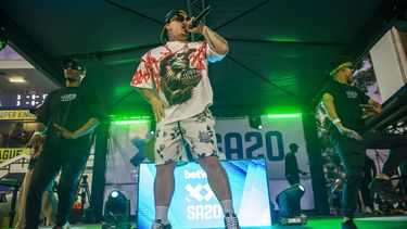 El rapero Costa Titch murió tras desplomarse en pleno concierto.