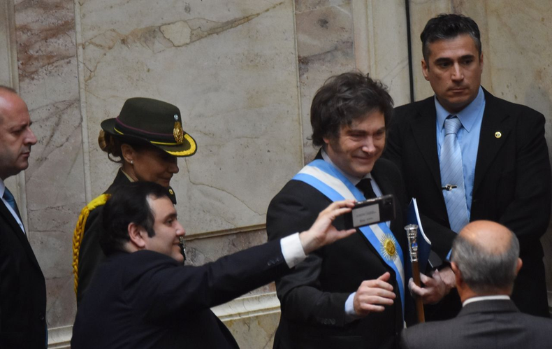 Javier Milei, mucha selfie poca audiencia durante su discurso en el Congreso