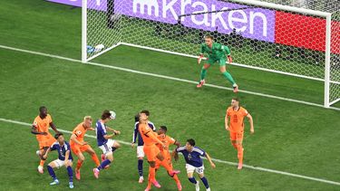 Kamada ya cabeceó y el balón terminaría adentro, para el 2 a 2 definitivo. Kamada ya cabeceó y el balón terminaría adentro, para el 2 a 2 definitivo.