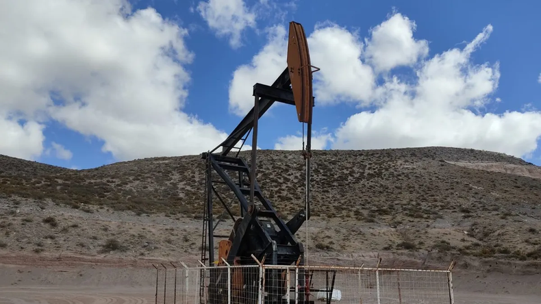 La provincia de Mendoza autorizó la cesión de las áreas Llancanelo y Llancanelo R a Petroquímica Comodoro Rivadavia. YPF tenía la concesión.