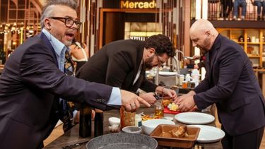 El jurado de MasterChef Celebrity sorprendió con su decisión y entregó medallas y delantales negros