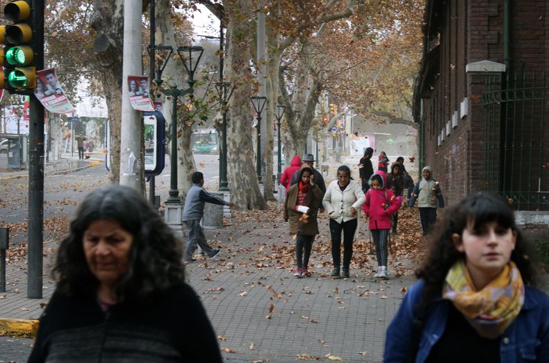 Defensa Civil recomendó no salir de sus hogares para evitar accidentes por el viento Zonda