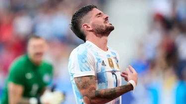 Rodrigo De Paul y un emotivo regalo recibió en la concentración.
