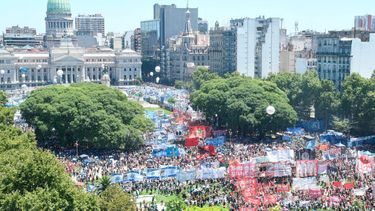 La CGT encabezará junto a movimientos sociales una nueva manifestación contra Javier Milei en la que se denunciará la emergencia alimentaria, social y laboral. La CGT encabezará junto a movimientos sociales una nueva manifestación contra Javier Milei en la que se denunciará la emergencia alimentaria, social y laboral.