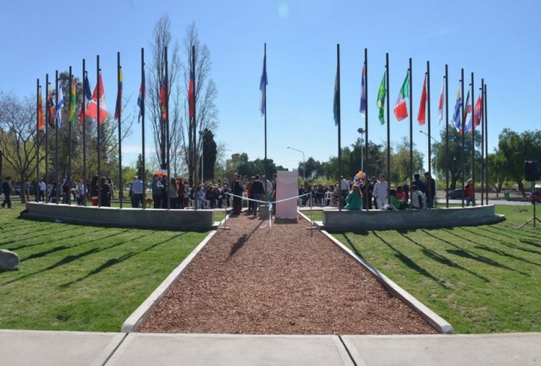 Plaza inmigrantes 1 redimensionar
