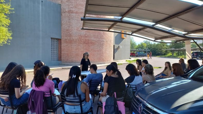 Alejandra Ciriza dictando clases públicas en la UNCuyo