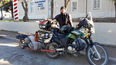 Luciano junto a su moto y un sueño que se va cumpliendo.