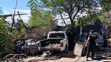 En el lugar hallaron al menos 7 vehículos que tenían pedido de secuestro por robo. En el lugar hallaron al menos 7 vehículos que tenían pedido de secuestro por robo.