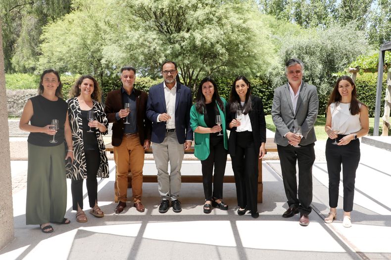 El equipo del CONICET y Trivento luego de la firma del acuerdo que posibilitara el avance en la investigación.
