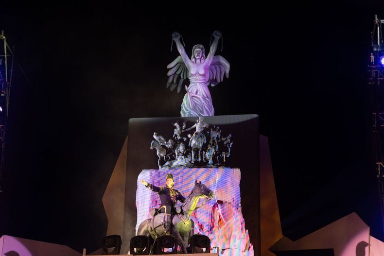 La escenografía mutó y dio forma a una imponente recreación del Cerro de la Gloria
