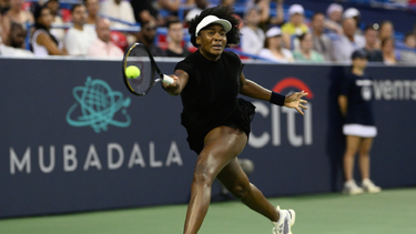Venus Williams logró una victoria histórica en Washington y se convirtió en la tenista más veterana en ganar un partido WTA desde 2004.