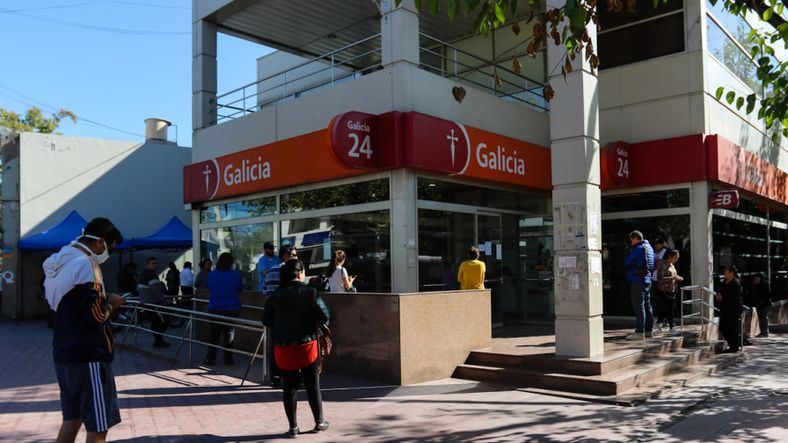Los bancos comienzan a atender sin turno a partir de este lunes