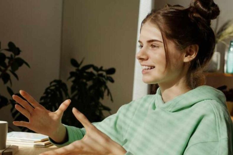 Qué significa cuando una persona habla sola y en voz alta, según la psicología