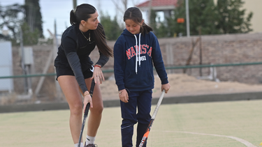 Agustina Albertario compartió una jornada de entrenamiento y aprendizaje con jóvenes jugadoras del hockey mendocino.
